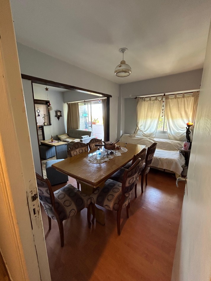 DEPARTAMENTO DOS AMBIENTES CON COCHERA .POR ESCALERA APTO CREDITO