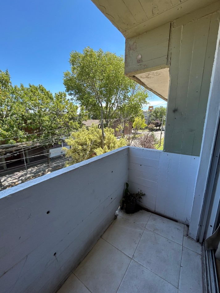 DEPARTAMENTO DOS AMBIENTES CON COCHERA .POR ESCALERA APTO CREDITO