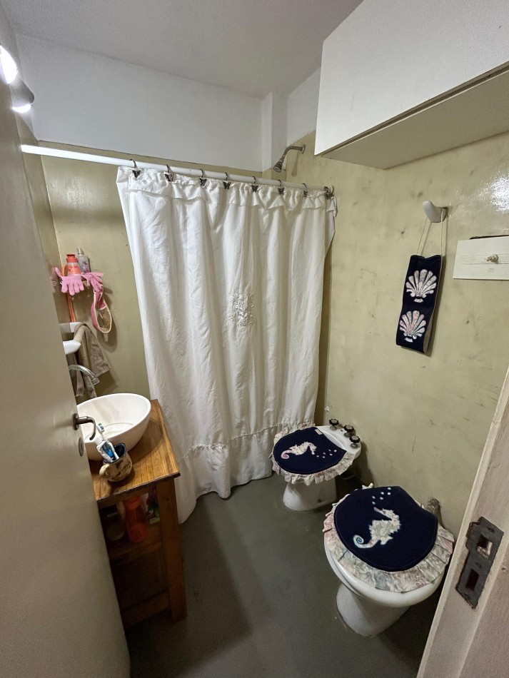 DEPARTAMENTO DOS AMBIENTES CON COCHERA .POR ESCALERA APTO CREDITO