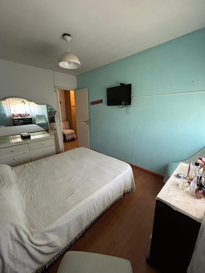 DEPARTAMENTO DOS AMBIENTES CON COCHERA .POR ESCALERA APTO CREDITO