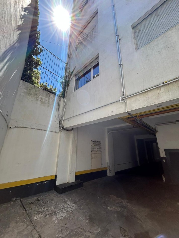 DEPARTAMENTO DOS AMBIENTES CONTRAFRENTE CON ESPACIO DE COCHERA.VARESE