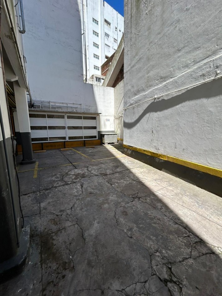 DEPARTAMENTO DOS AMBIENTES CONTRAFRENTE CON ESPACIO DE COCHERA.VARESE