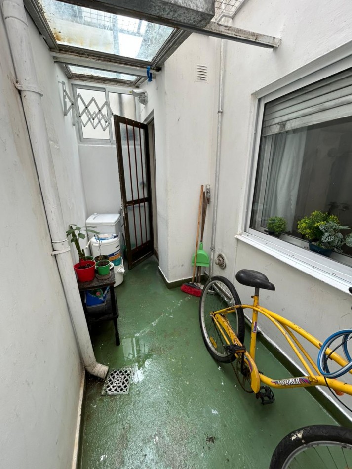 DEPARTAMENTO DOS AMBIENTES CONTRAFRENTE CON ESPACIO DE COCHERA.VARESE