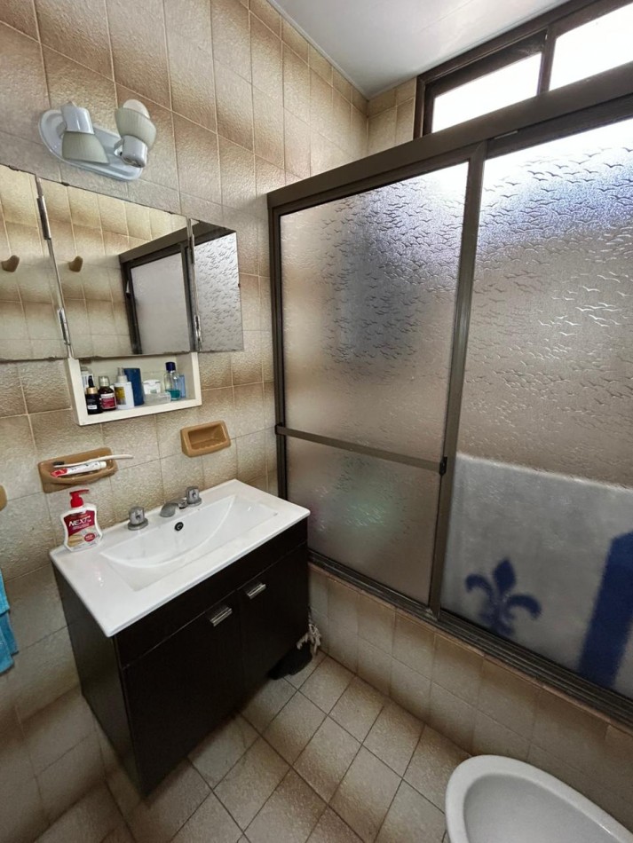 DEPARTAMENTO DOS AMBIENTES CONTRAFRENTE CON ESPACIO DE COCHERA.VARESE