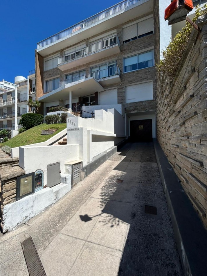 DEPARTAMENTO DOS AMBIENTES CONTRAFRENTE CON ESPACIO DE COCHERA.VARESE