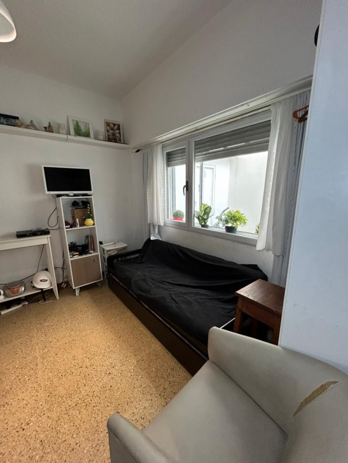 DEPARTAMENTO DOS AMBIENTES CONTRAFRENTE CON ESPACIO DE COCHERA.VARESE