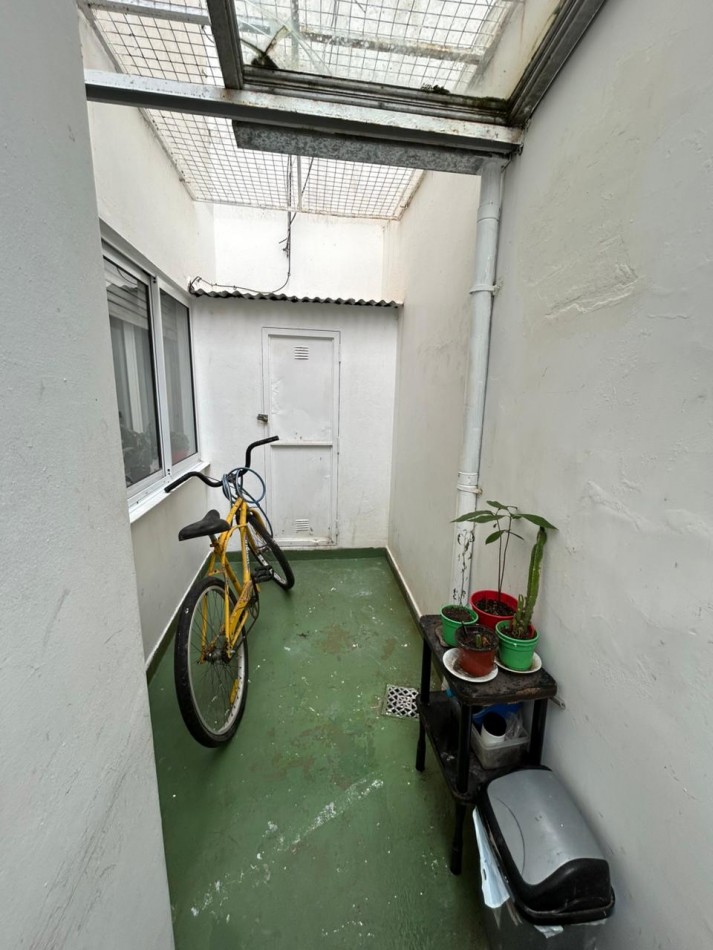 DEPARTAMENTO DOS AMBIENTES CONTRAFRENTE CON ESPACIO DE COCHERA.VARESE