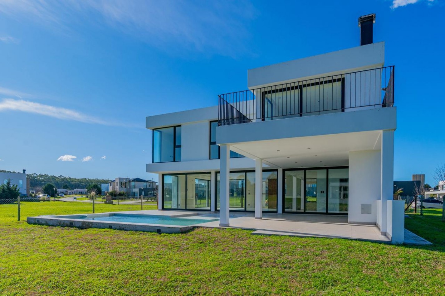 CASA 5 AMBIENTES CON PILETA.RUMENCO JOVEN