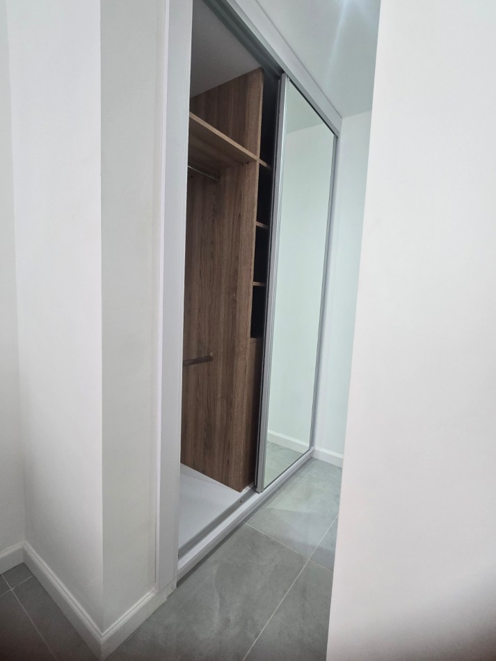 DEPARTAMENTO MONOAMBIENTE RECICLADO CON TERRAZA.PLAZA COLON