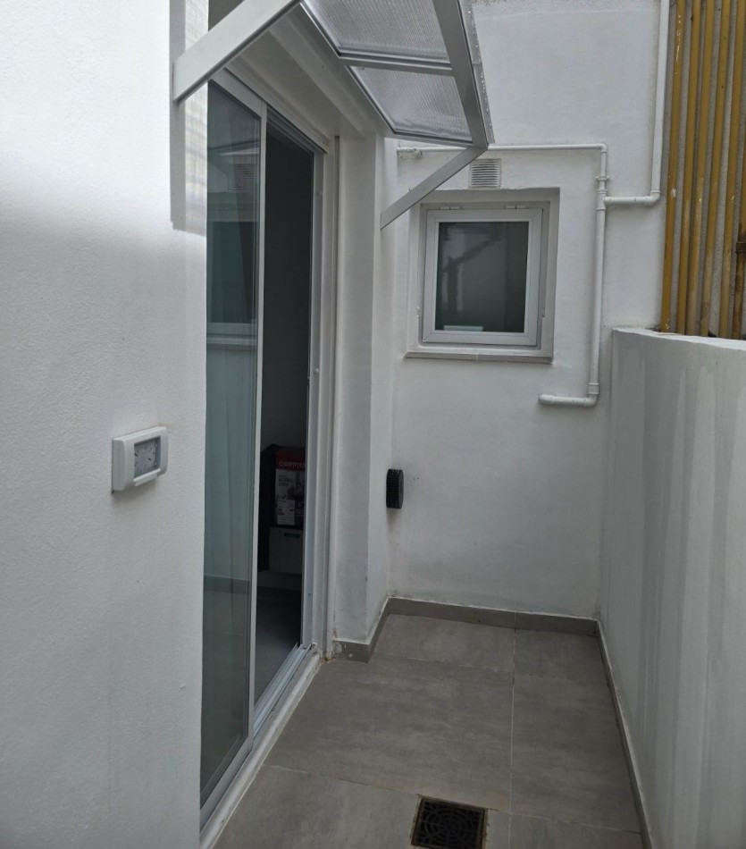 DEPARTAMENTO MONOAMBIENTE RECICLADO CON TERRAZA.PLAZA COLON