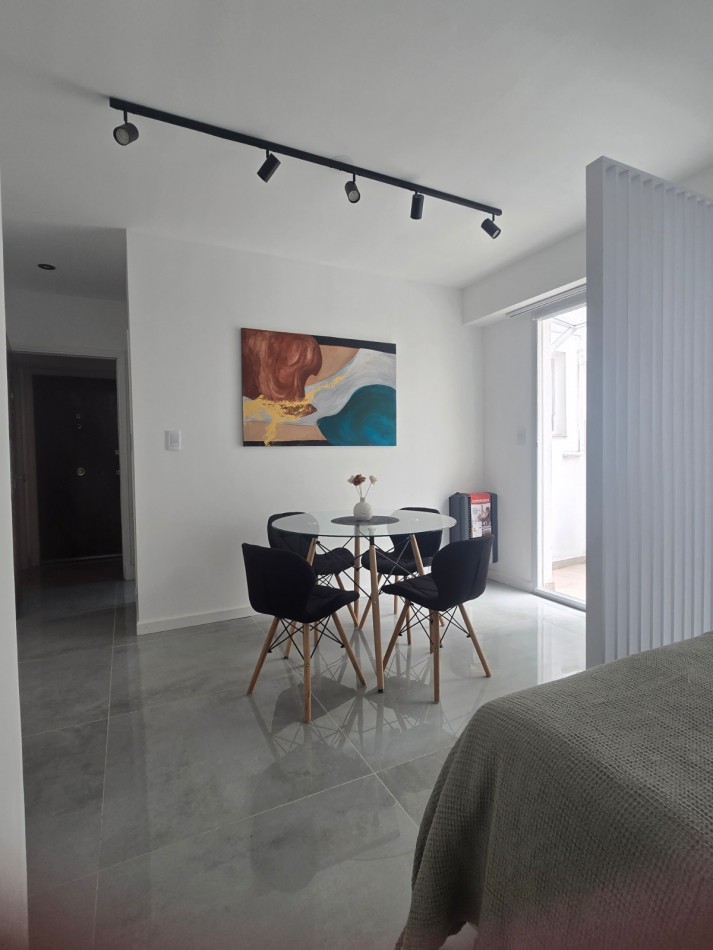 DEPARTAMENTO MONOAMBIENTE RECICLADO CON TERRAZA.PLAZA COLON