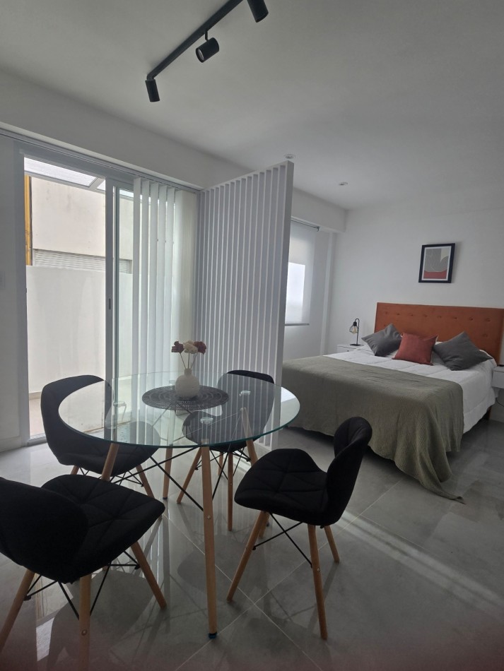 DEPARTAMENTO MONOAMBIENTE RECICLADO CON TERRAZA.PLAZA COLON