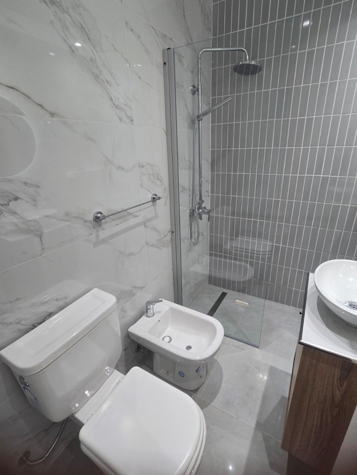 DEPARTAMENTO MONOAMBIENTE RECICLADO CON TERRAZA.PLAZA COLON