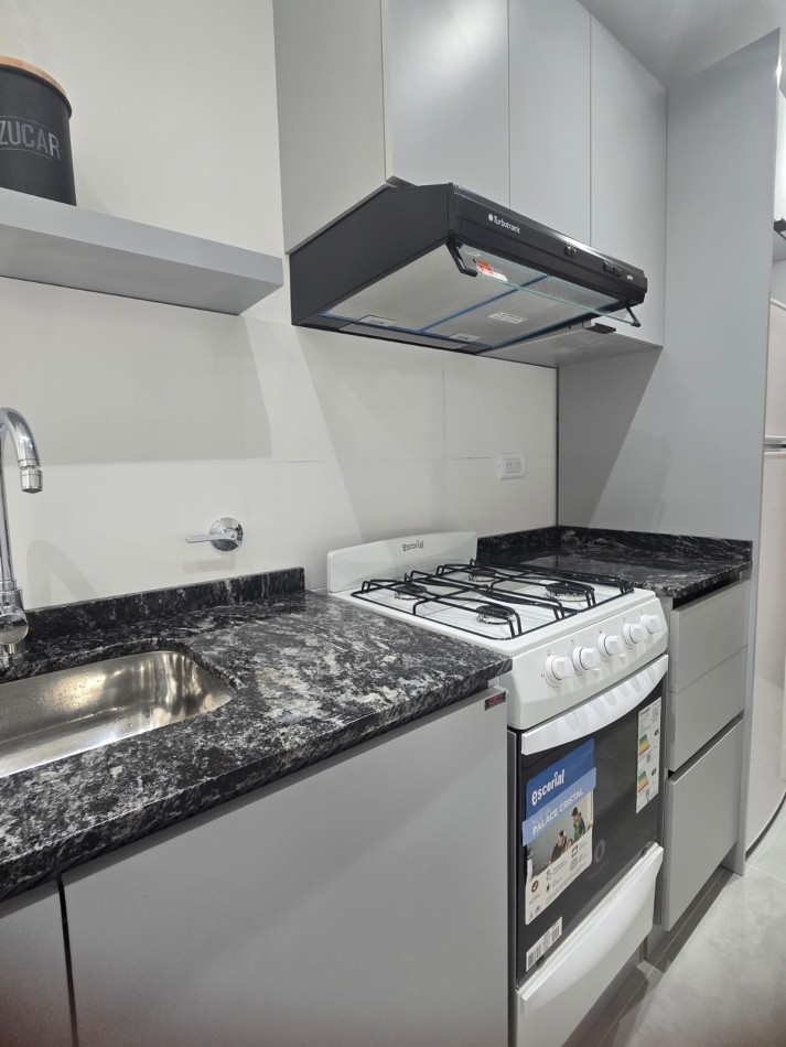 DEPARTAMENTO MONOAMBIENTE RECICLADO CON TERRAZA.PLAZA COLON