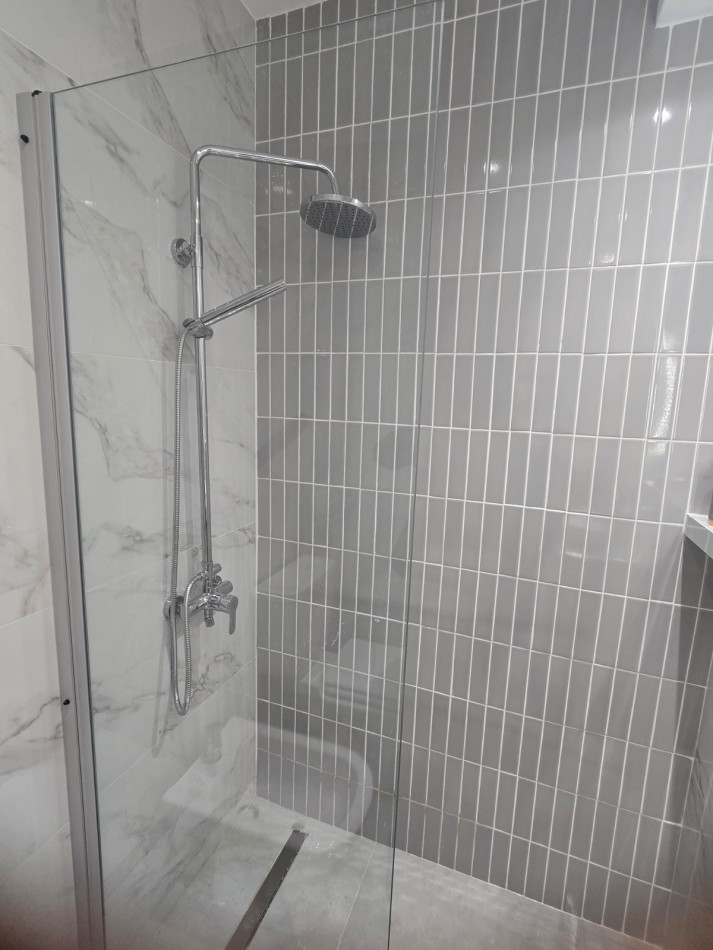 DEPARTAMENTO MONOAMBIENTE RECICLADO CON TERRAZA.PLAZA COLON