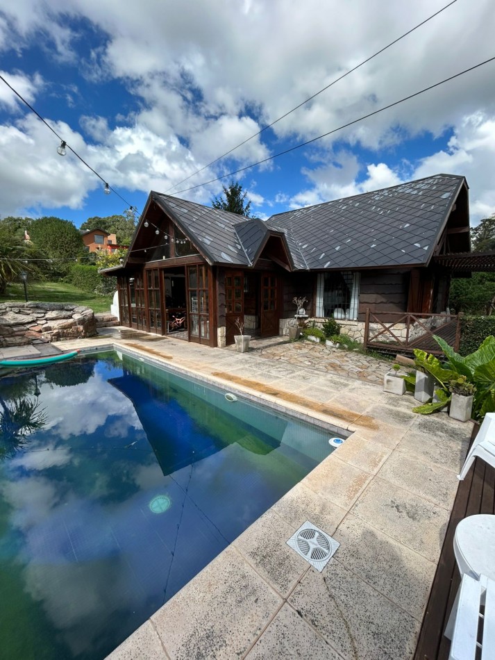 CASA 4 AMBIENTES CON PARQUE Y PILETA CLIMATIZADA.APTA CREDITO. SIERRAS DE LOS PADRES.