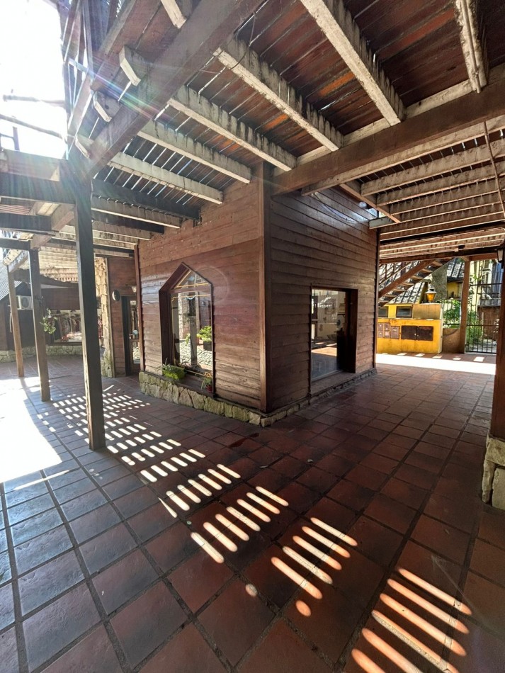 Venta de local comercial en Sierra de los Padres.