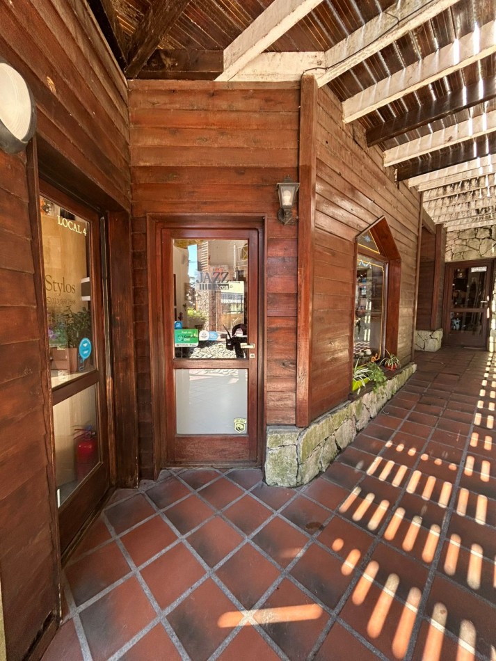 Venta de local comercial en Sierra de los Padres.