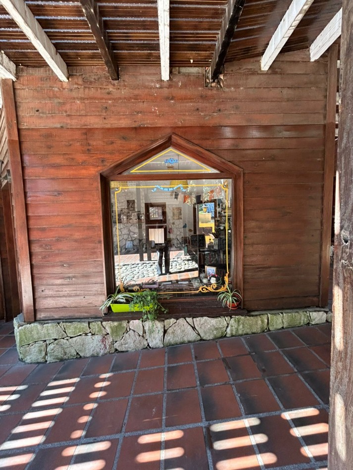 Venta de local comercial en Sierra de los Padres.