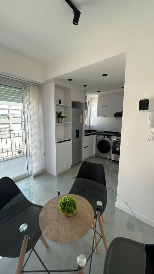 Departamento dos ambientes reciclado con balcon.