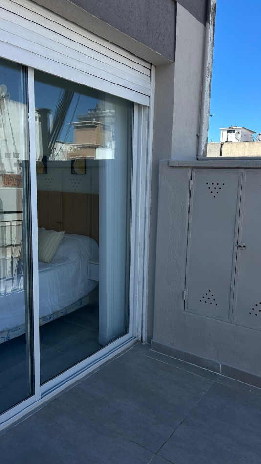 Departamento dos ambientes reciclado con balcon.