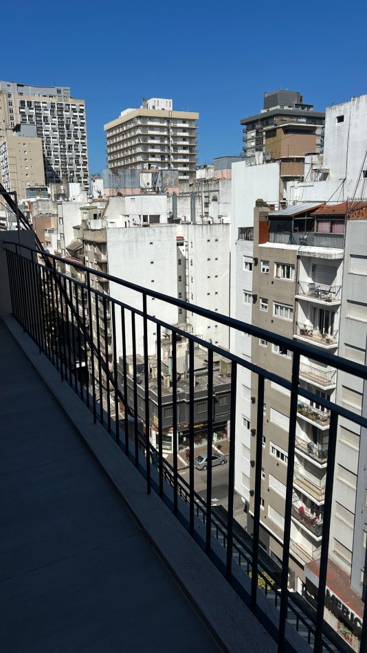 Departamento dos ambientes reciclado con balcon.