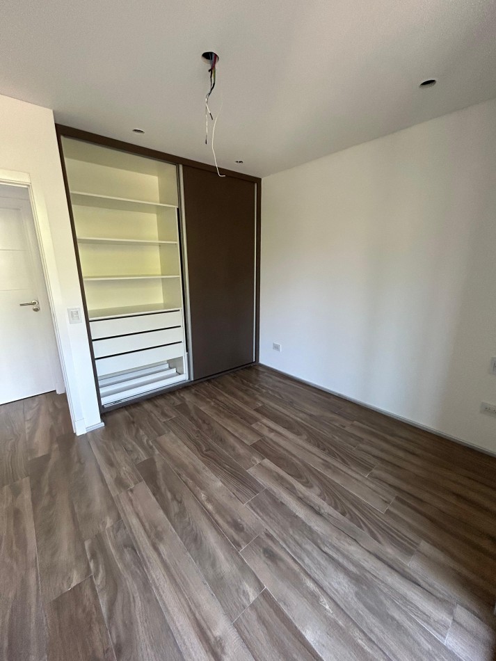 DEPARTAMENTO 2 AMBIENTES A ESTRENAR CON COCHERA. CHAUVIN