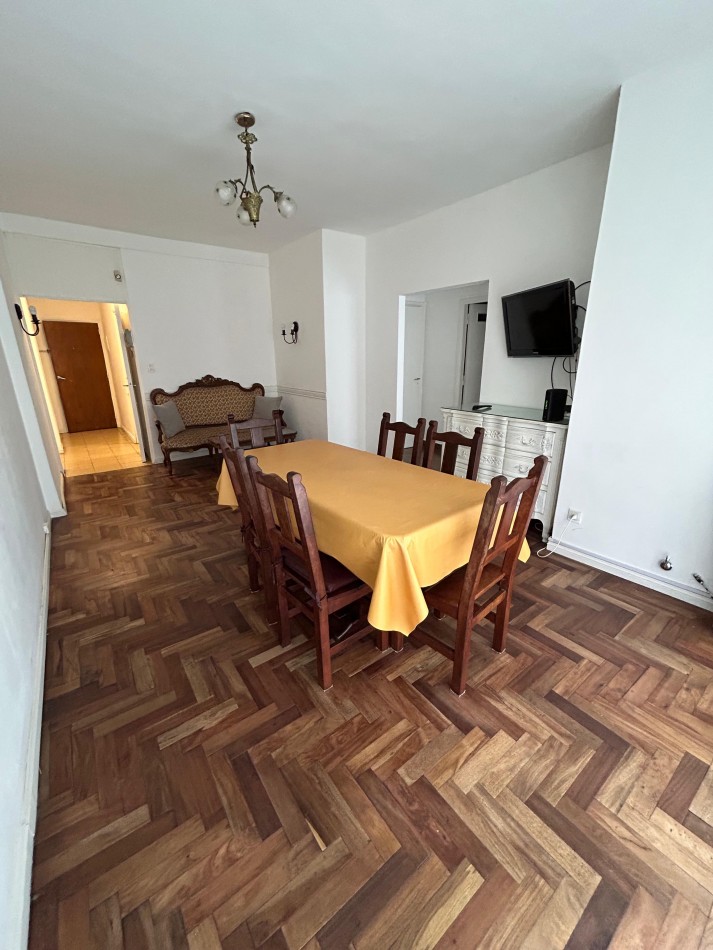 DEPARTAMENTO 3 AMBIENTES CON DEPENDENCIA. BALCON Y PATIO. CENTRO