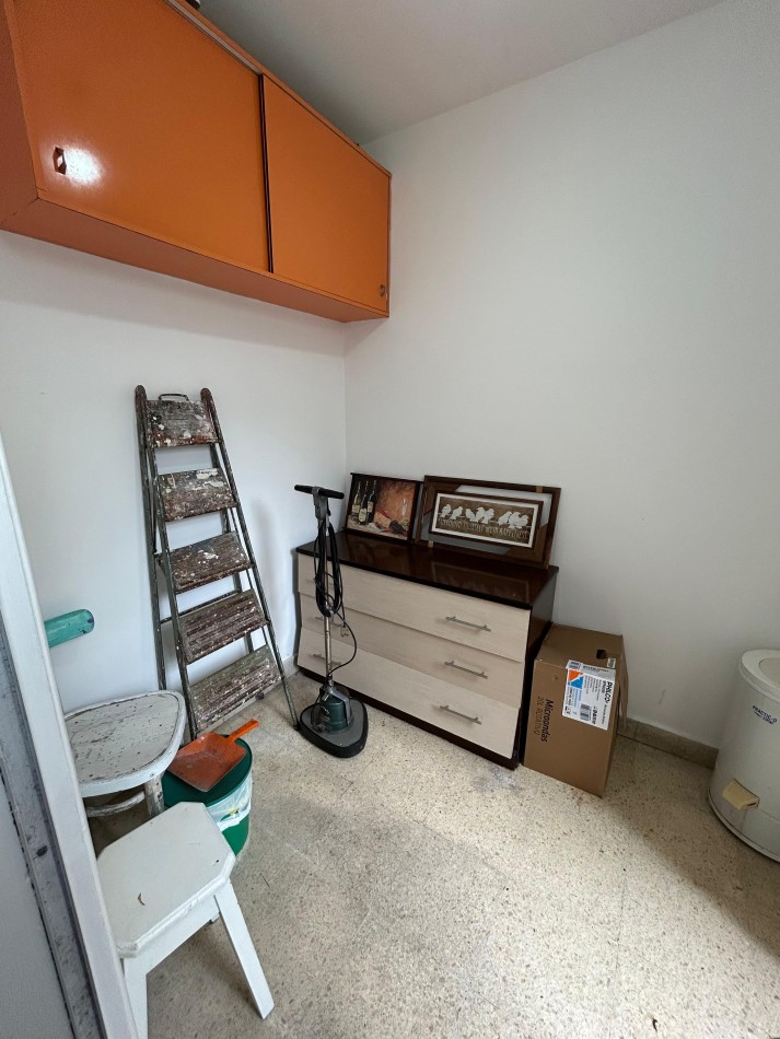 DEPARTAMENTO 3 AMBIENTES CON DEPENDENCIA. BALCON Y PATIO. CENTRO