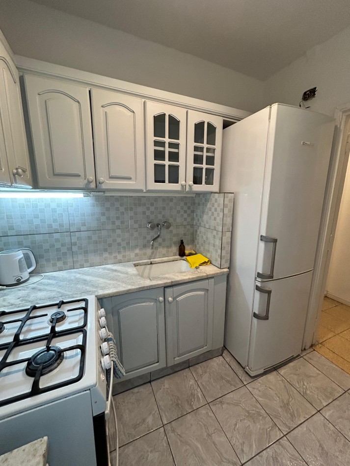 DEPARTAMENTO 3 AMBIENTES CON DEPENDENCIA. BALCON Y PATIO. CENTRO