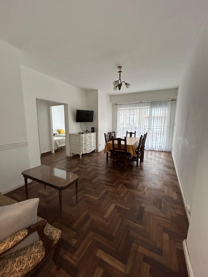 DEPARTAMENTO 3 AMBIENTES CON DEPENDENCIA. BALCON Y PATIO. CENTRO