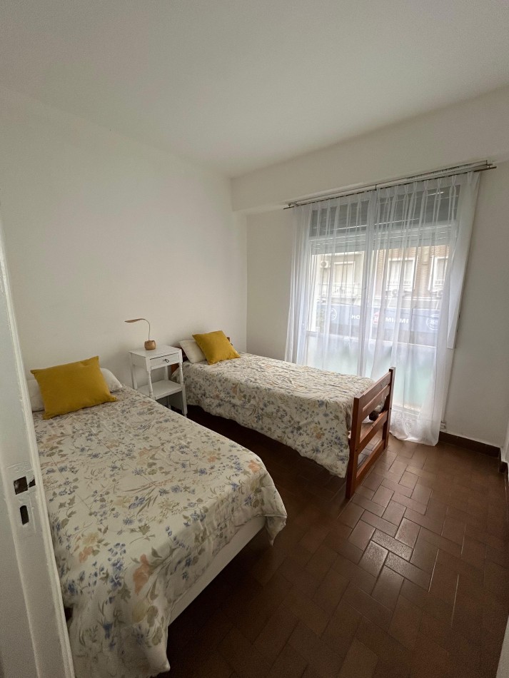 DEPARTAMENTO 3 AMBIENTES CON DEPENDENCIA. BALCON Y PATIO. CENTRO