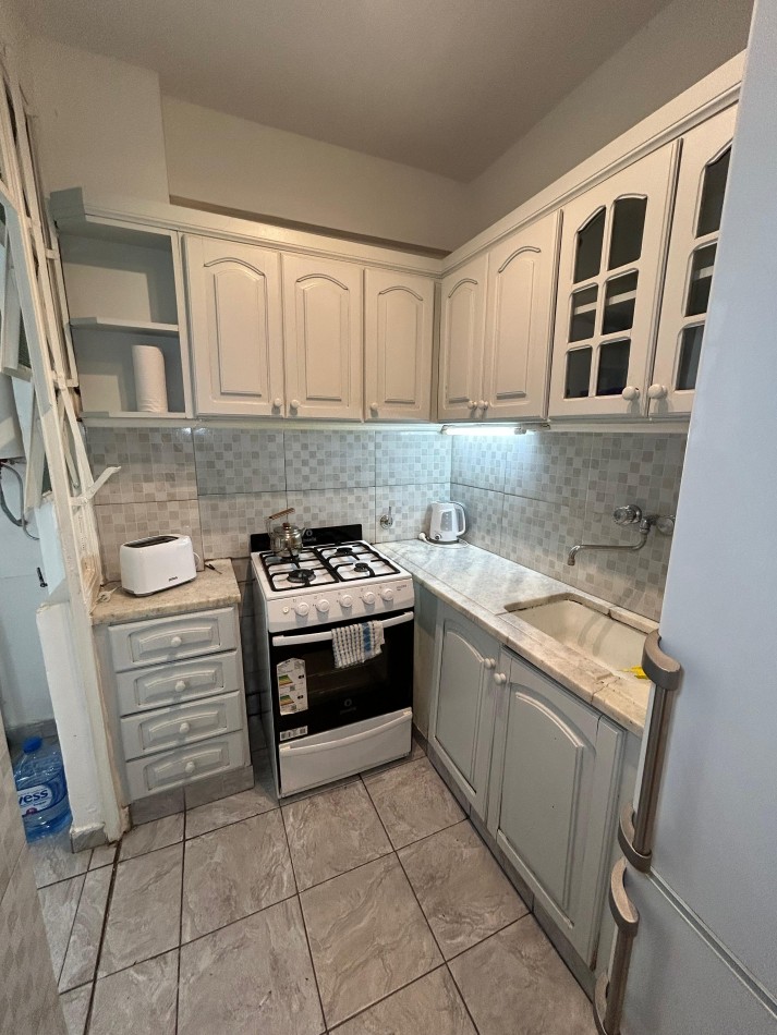 DEPARTAMENTO 3 AMBIENTES CON DEPENDENCIA. BALCON Y PATIO. CENTRO