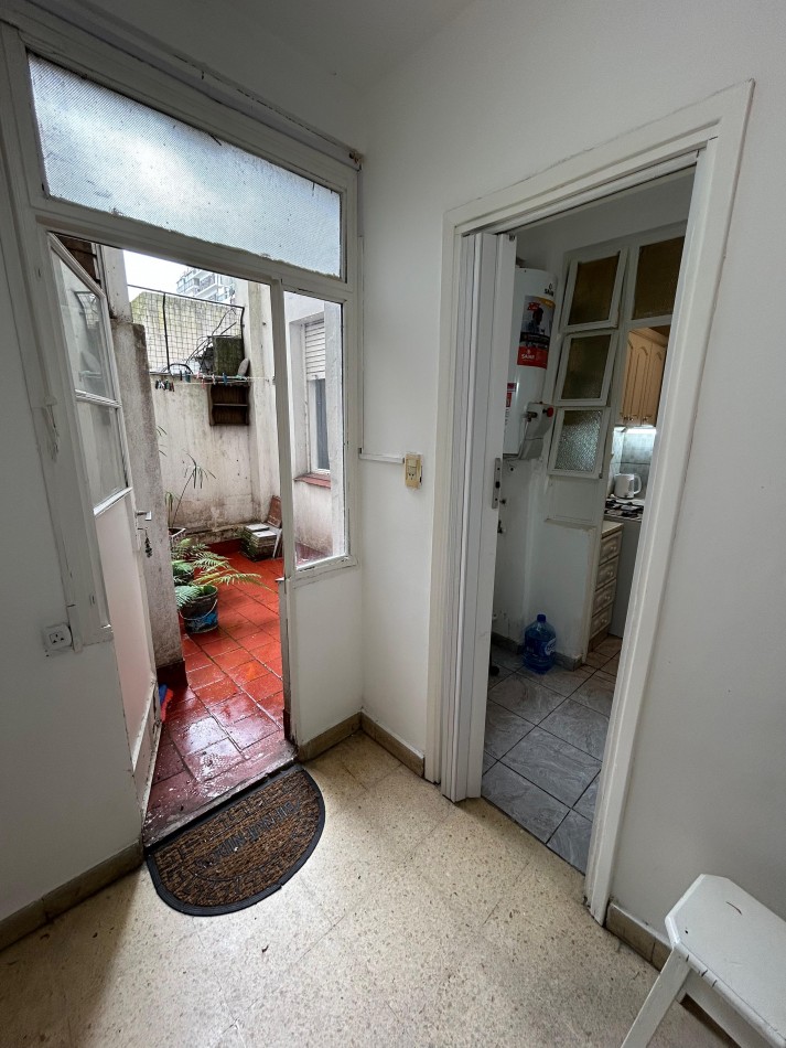 DEPARTAMENTO 3 AMBIENTES CON DEPENDENCIA. BALCON Y PATIO. CENTRO