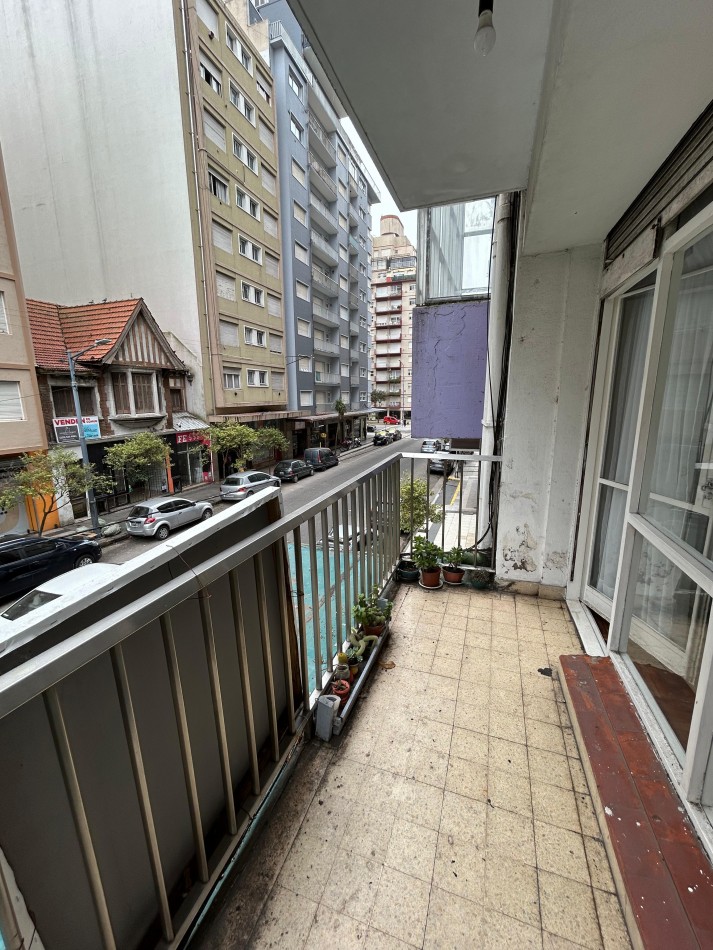 DEPARTAMENTO 3 AMBIENTES CON DEPENDENCIA. BALCON Y PATIO. CENTRO