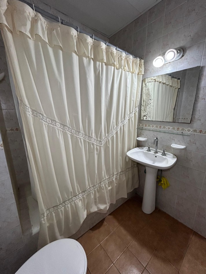 DEPARTAMENTO 3 AMBIENTES CON DEPENDENCIA. BALCON Y PATIO. CENTRO