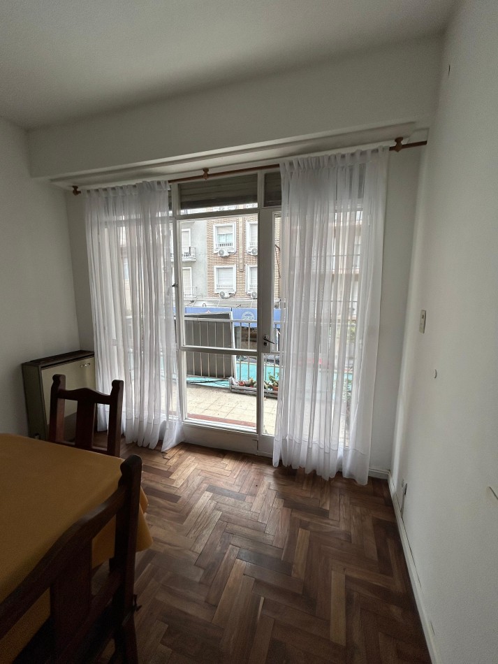 DEPARTAMENTO 3 AMBIENTES CON DEPENDENCIA. BALCON Y PATIO. CENTRO