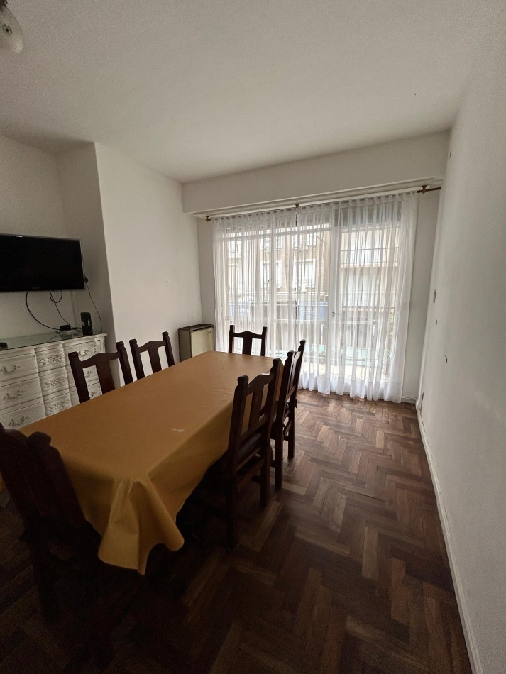 DEPARTAMENTO 3 AMBIENTES CON DEPENDENCIA. BALCON Y PATIO. CENTRO