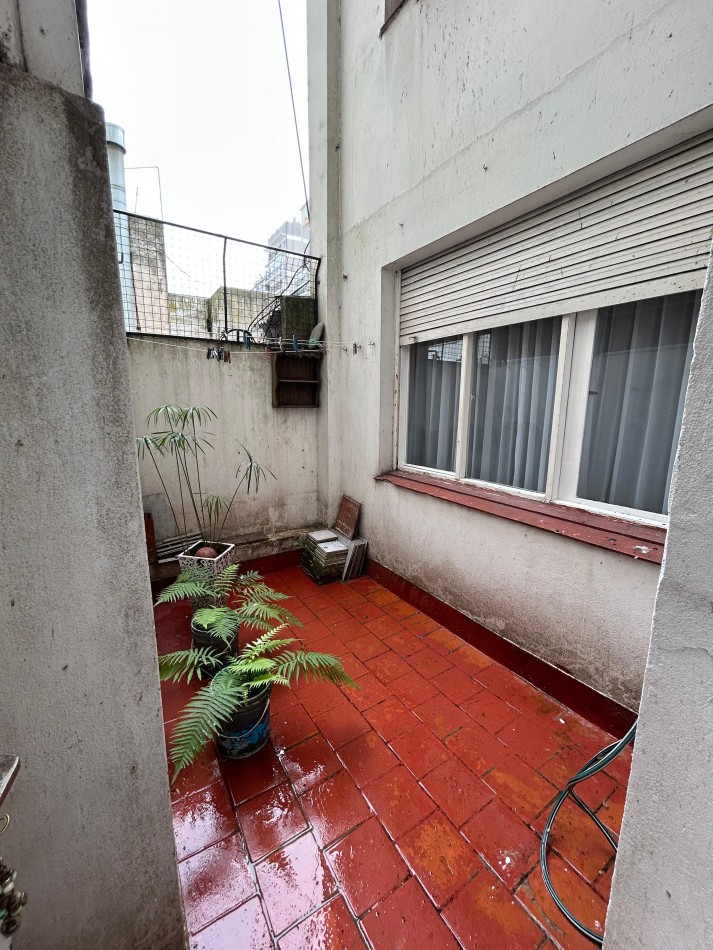 DEPARTAMENTO 3 AMBIENTES CON DEPENDENCIA. BALCON Y PATIO. CENTRO