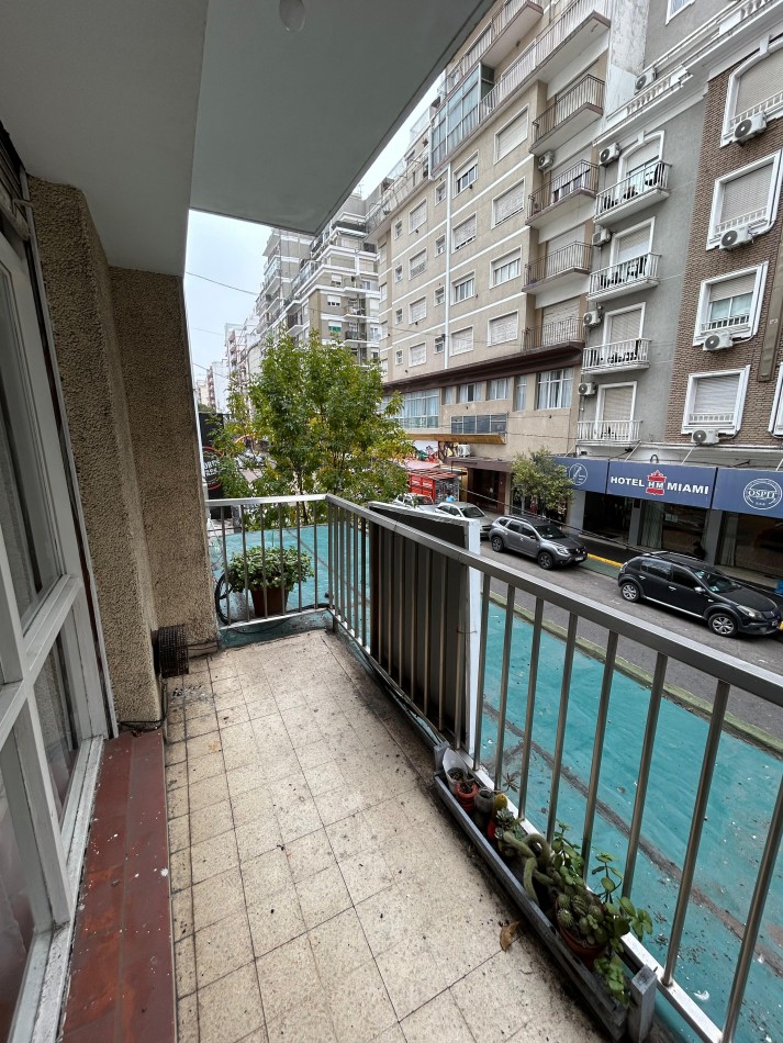 DEPARTAMENTO 3 AMBIENTES CON DEPENDENCIA. BALCON Y PATIO. CENTRO