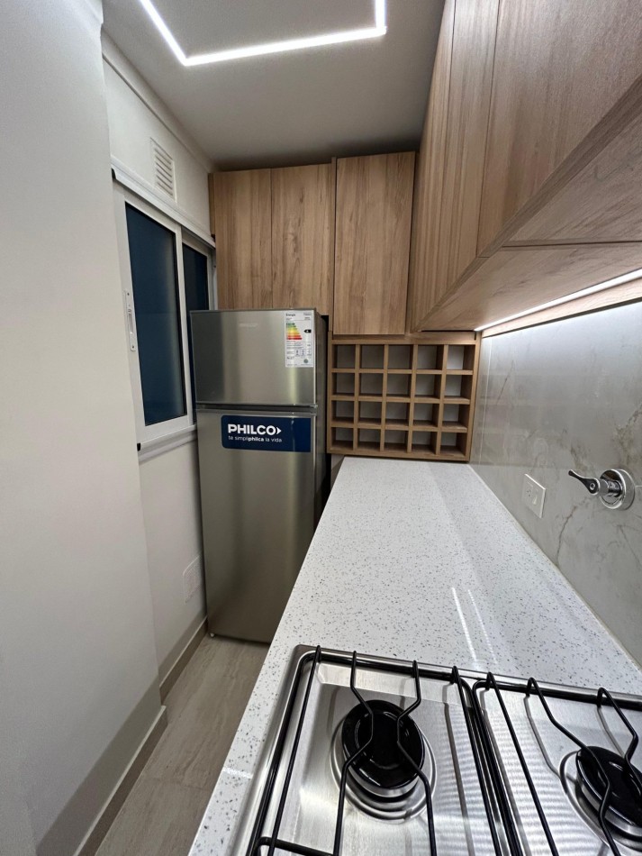 DEPARTAMENTO DOS AMBIENTES RECICLADO CON BALCON A LA CALLE. COCHERA CUBIERTA. ALDREY
