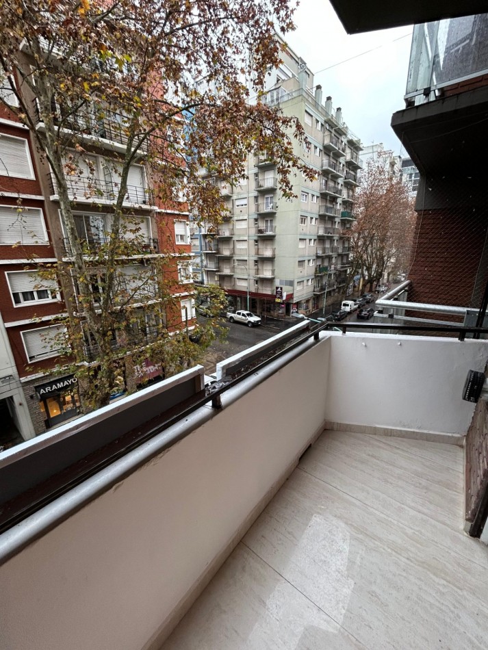 DEPARTAMENTO DOS AMBIENTES RECICLADO CON BALCON A LA CALLE. COCHERA CUBIERTA. ALDREY