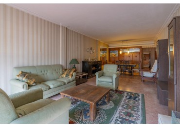 PISO 4 AMBIENTES CON DEPENDENCIA A LA CALLE. 