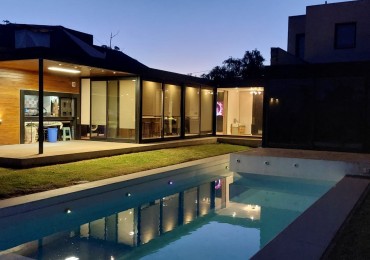 CASA DE 4 AMBIENTES MODERNA CON PILETA Y GARAGE DOBLE.