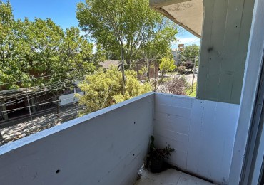 DEPARTAMENTO DOS AMBIENTES CON COCHERA .POR ESCALERA APTO CREDITO