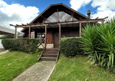 CASA 4 AMBIENTES CON PARQUE Y PILETA CLIMATIZADA.APTA CREDITO. SIERRAS DE LOS PADRES.