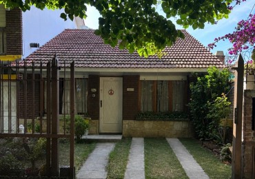 CASA 4 AMBIENTES CON COCHERA .PARQUE LURO
